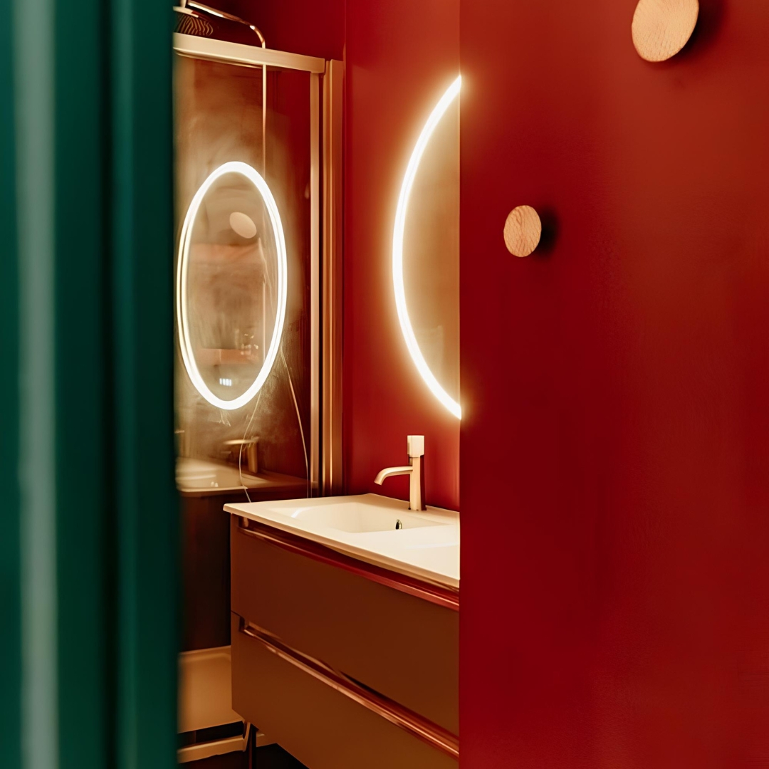 Une salle de bain chaleureuse comme on les aime et qui nous donne envie d'y passer des heures !  Le choix original de la couleur rouge permet de mettre en lumière les autres éléments de la salle de bain ❤️  Toute l'attention se porte sur le miroir qui fait ressortir les mitigeurs de lavabo façon or brossé 😍  De quoi donner des idées à certain(e)s d'entre vous ? 👀  #democratikdesign #essebagno #salledebain #lavabo #mitigeur #decohome