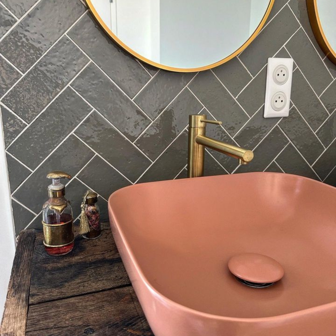 at:justineflt_ nous présente tout en douceur son espace lave-mains 🧼  Voici comment faire briller ensemble 2 des couleurs tendances de 2024 : l'or brossé et le le rose pastel. 💛🩷 Le mitigeur façon or brossé, accompagné de sa vasque et son miroir crée une belle harmonie avec le reste de la pièce !  Le tout est disposé sur un magnifique meuble d'atelier en bois ancien qui fait tout le charme de cet espace lave-mains 😍  #democratikdesign #essebagno #lavabo #lavemains #salledebain #decoaddict #decorationinterieur #constructionmaison
