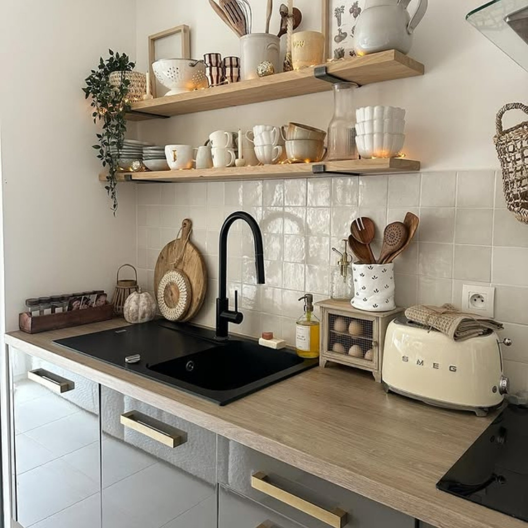 Sous un nouvel angle, on redécouvre cette cuisine que nous apprécions toujours autant 🥰  Notre mitigeur noir mat y trouve parfaitement sa place, en totale harmonie avec l’évier assorti 🖤  Un immense merci à at:juste.in.deco pour sa fidélité et pour sa déco toujours aussi inspirée 🫶  #democratikdesign #essebagno #robinetterie #kitchendecor #faucet #decorationinterieur #decocuisine