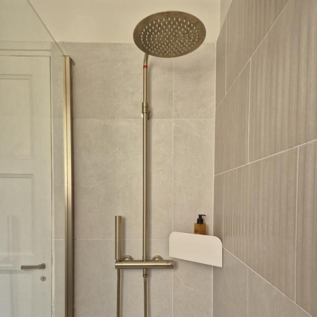 Dans cette salle de bain lumineuse et parfaitement agencée, chaque détail compte… et la robinetterie finition or brossé s’y intègre avec une classe folle 👌  Merci à at:rbkaqueenie_decohome pour cette superbe réalisation et bravo pour le résultat final 🤍  🫗 Côté meuble/vasque : Notre mitigeur le plus célèbre de la gamme Luisa, fin et épuré, en parfait accord avec le meuble bois et la vasque blanche – un trio qui fonctionne à merveille !  🚿 Côté douche : Une colonne de douche au design minimaliste et à la finition brossée qui structure l’espace sans en faire trop ✨  #democratikdesign #essebagno #robinetterie #bathroomdesign #salledebain #faucet #salledebain #bathroomdecor
