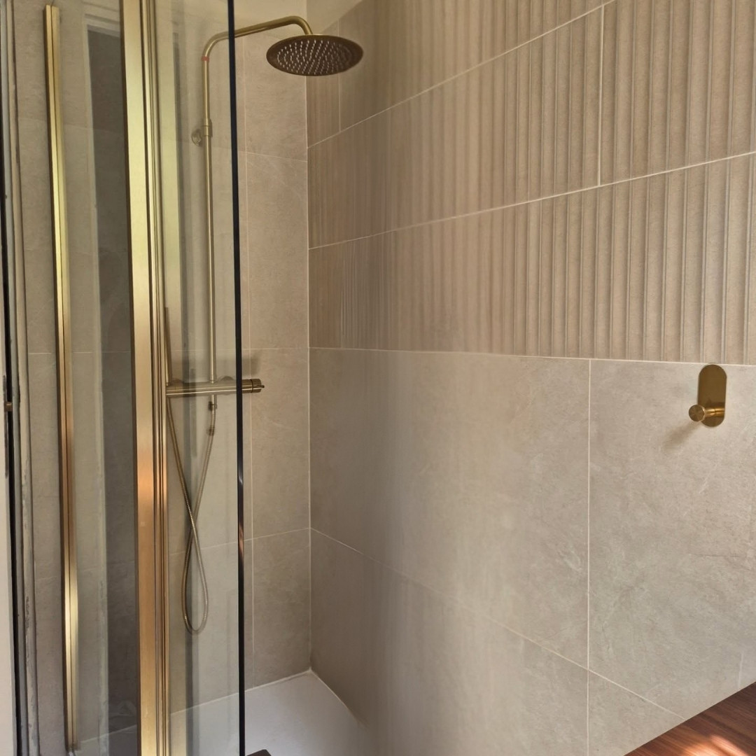 Dans cette salle de bain lumineuse et parfaitement agencée, chaque détail compte… et la robinetterie finition or brossé s’y intègre avec une classe folle 👌  Merci à at:rbkaqueenie_decohome pour cette superbe réalisation et bravo pour le résultat final 🤍  🫗 Côté meuble/vasque : Notre mitigeur le plus célèbre de la gamme Luisa, fin et épuré, en parfait accord avec le meuble bois et la vasque blanche – un trio qui fonctionne à merveille !  🚿 Côté douche : Une colonne de douche au design minimaliste et à la finition brossée qui structure l’espace sans en faire trop ✨  #democratikdesign #essebagno #robinetterie #bathroomdesign #salledebain #faucet #salledebain #bathroomdecor