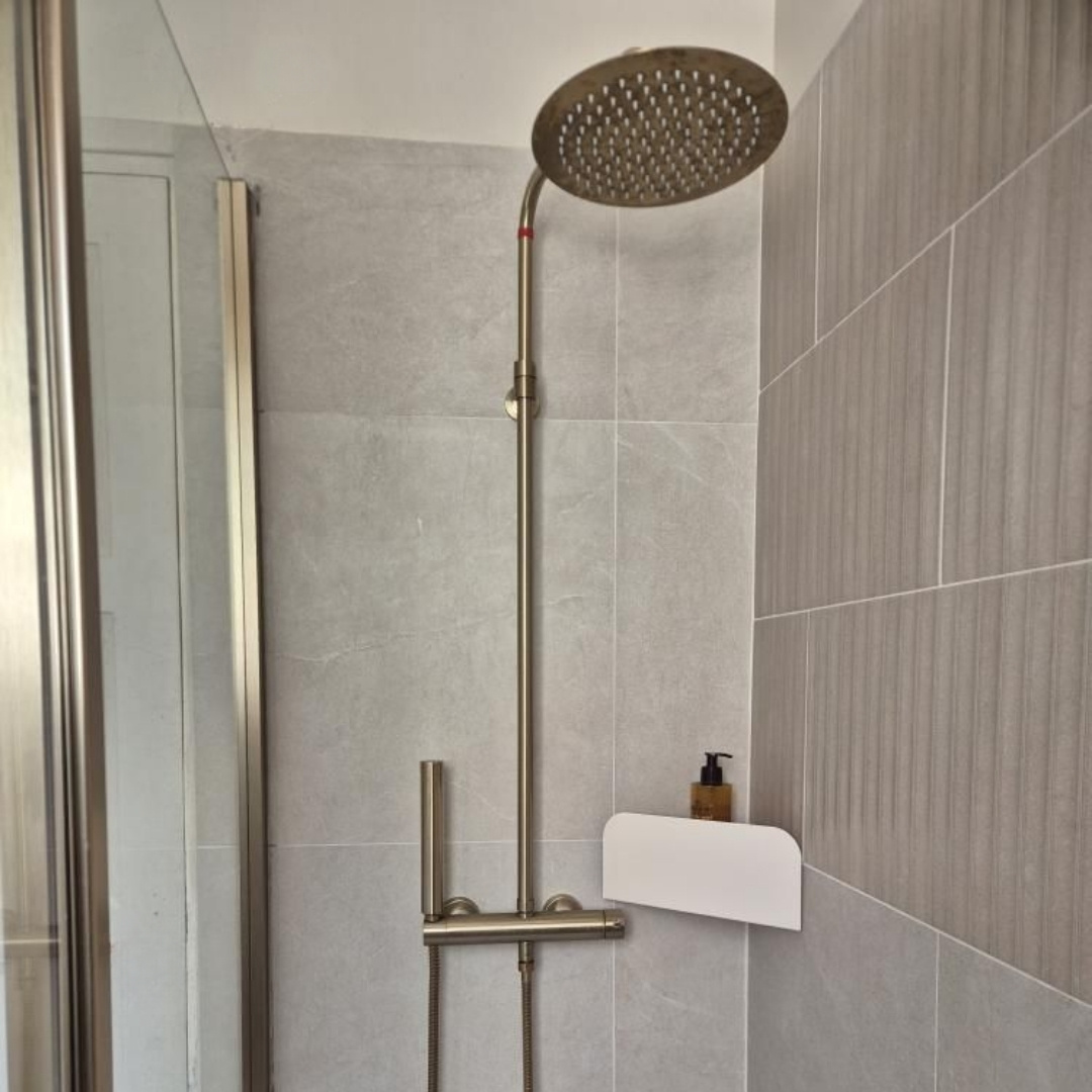 Dans cette salle de bain lumineuse et parfaitement agencée, chaque détail compte… et la robinetterie finition or brossé s’y intègre avec une classe folle 👌  Merci à at:rbkaqueenie_decohome pour cette superbe réalisation et bravo pour le résultat final 🤍  🫗 Côté meuble/vasque : Notre mitigeur le plus célèbre de la gamme Luisa, fin et épuré, en parfait accord avec le meuble bois et la vasque blanche – un trio qui fonctionne à merveille !  🚿 Côté douche : Une colonne de douche au design minimaliste et à la finition brossée qui structure l’espace sans en faire trop ✨  #democratikdesign #essebagno #robinetterie #bathroomdesign #salledebain #faucet #salledebain #bathroomdecor