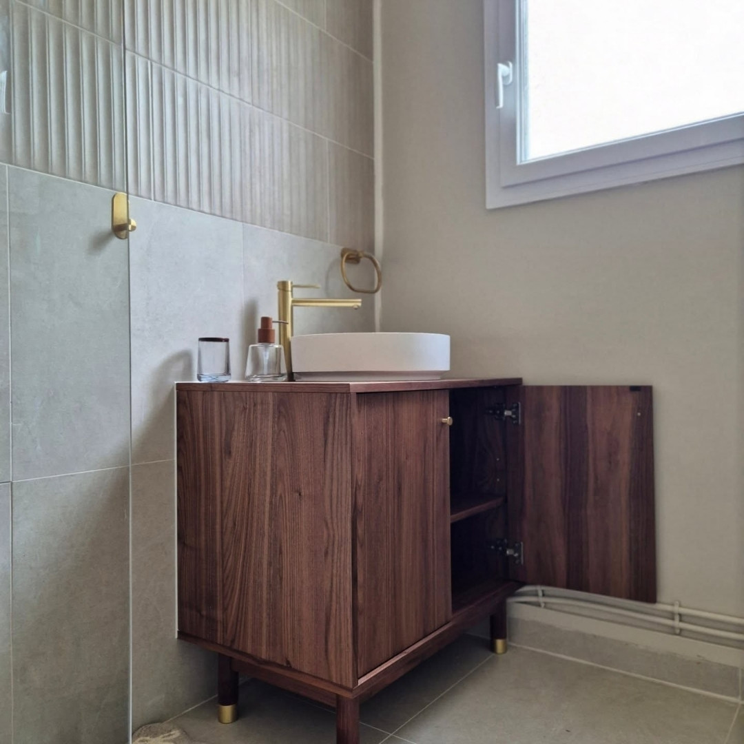 Dans cette salle de bain lumineuse et parfaitement agencée, chaque détail compte… et la robinetterie finition or brossé s’y intègre avec une classe folle 👌  Merci à at:rbkaqueenie_decohome pour cette superbe réalisation et bravo pour le résultat final 🤍  🫗 Côté meuble/vasque : Notre mitigeur le plus célèbre de la gamme Luisa, fin et épuré, en parfait accord avec le meuble bois et la vasque blanche – un trio qui fonctionne à merveille !  🚿 Côté douche : Une colonne de douche au design minimaliste et à la finition brossée qui structure l’espace sans en faire trop ✨  #democratikdesign #essebagno #robinetterie #bathroomdesign #salledebain #faucet #salledebain #bathroomdecor