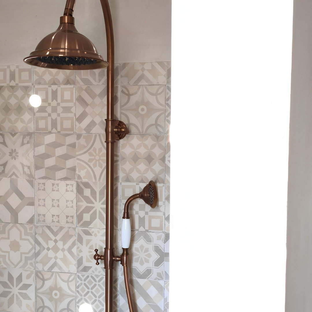 On est fiers de retrouver notre collection rétro "Leeds" en cuivre brossé dans cette belle salle de bain 🧡  Côté lavabo, le mitigeur s’accorde parfaitement aux vasques en pierre et aux miroirs, pour une association naturelle et pleine de charme ! 🍃  Côté douche, la colonne apporte une touche vintage qui donne tout son cachet à l’espace ✨  Une réalisation chaleureuse, authentique et très inspirante signée at:magrangeofacettes 🙌  #essebagno #democratikdesign #salledebain #robinetterie #faucet #douches #decorationinterieur #decohome #bathroomdesign
