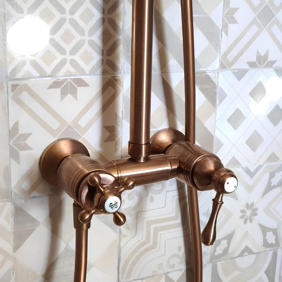 On est fiers de retrouver notre collection rétro "Leeds" en cuivre brossé dans cette belle salle de bain 🧡  Côté lavabo, le mitigeur s’accorde parfaitement aux vasques en pierre et aux miroirs, pour une association naturelle et pleine de charme ! 🍃  Côté douche, la colonne apporte une touche vintage qui donne tout son cachet à l’espace ✨  Une réalisation chaleureuse, authentique et très inspirante signée at:magrangeofacettes 🙌  #essebagno #democratikdesign #salledebain #robinetterie #faucet #douches #decorationinterieur #decohome #bathroomdesign