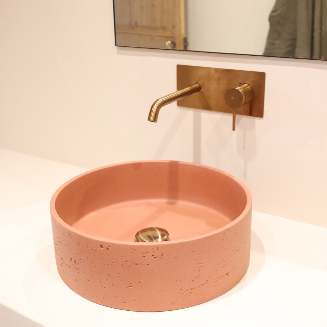 L’éclat de la lumière, la douceur du terracotta, et la touche raffinée du cuivre brossé… cette salle de bain rayonne de style et de caractère 🧡✨⁠ ⁠ La vasque en béton couleur terracotta capte la lumière avec élégance, parfaitement mise en valeur par notre mitigeur mural en finition cuivre brossé !  Une nouvelle fois, on a un sublime projet de décoration de salle de bain 🙌⁠  #democratikdesign #essebagno #robinetterie #faucet #terracotta #cuivrebrossé #bathroomdesign #salledebain #decohome