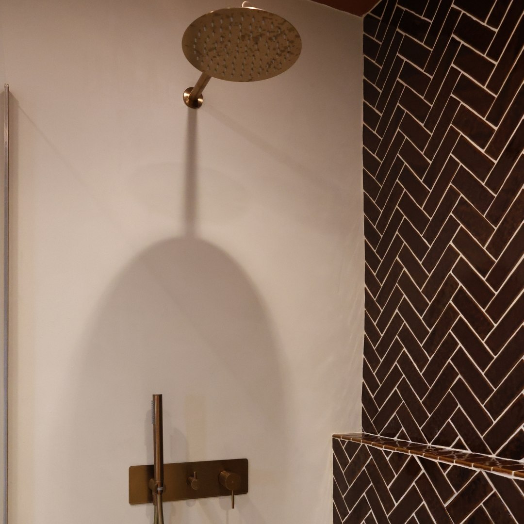 Terracotta + cuivre brossé = combo gagnant 🧡  Mitigeurs de lavabo muraux, vasques terracotta en béton, colonne de douche encastrée et minimaliste... Cette salle de bain a clairement tout bon ☀️  Entre modernité, chaleur et touche rétro du cuivre brossé, on est sur une déco qui fait waouh à chaque regard 👀  #democratikdesign #essebagno #robinetterie #Bathroomdesign #BathroomDecor #salledebain #decorationinterieur #douches #terracotta