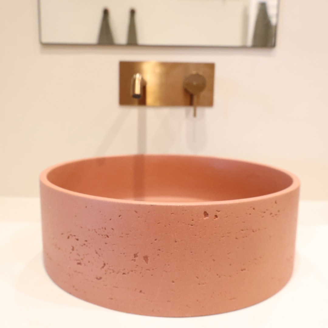 L’éclat de la lumière, la douceur du terracotta, et la touche raffinée du cuivre brossé… cette salle de bain rayonne de style et de caractère 🧡✨⁠ ⁠ La vasque en béton couleur terracotta capte la lumière avec élégance, parfaitement mise en valeur par notre mitigeur mural en finition cuivre brossé !  Une nouvelle fois, on a un sublime projet de décoration de salle de bain 🙌⁠  #democratikdesign #essebagno #robinetterie #faucet #terracotta #cuivrebrossé #bathroomdesign #salledebain #decohome