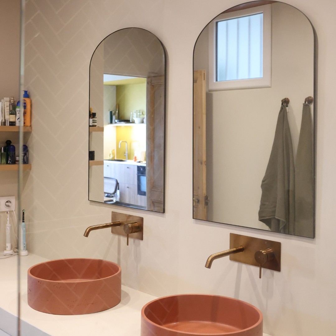 Terracotta + cuivre brossé = combo gagnant 🧡  Mitigeurs de lavabo muraux, vasques terracotta en béton, colonne de douche encastrée et minimaliste... Cette salle de bain a clairement tout bon ☀️  Entre modernité, chaleur et touche rétro du cuivre brossé, on est sur une déco qui fait waouh à chaque regard 👀  #democratikdesign #essebagno #robinetterie #Bathroomdesign #BathroomDecor #salledebain #decorationinterieur #douches #terracotta