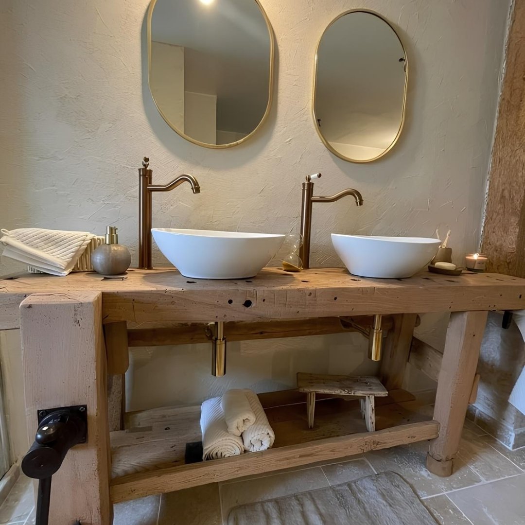 Quand le charme de l’ancien rencontre l’élégance du cuivre brossé, ça donne cette salle de bain coup de cœur ❤️  Elle est l'œuvre de at:nico.jen.renove_ qui s'est surpassé pour la décoration de sa pièce 👏😍  Mitigeurs de lavabo et colonne rétro assortie de la gamme "Leeds" s'harmonisent parfaitement avec les vasques et et le meuble en bois brut. Lle mix est parfait !👌  😉 Quoi de mieux que de commencer et finir la journée dans cette sublime pièce ?  #democratikdesign #essebagno #robinetterie #douches #BathroomDecor #bathroomdesign #salledebain #faucet