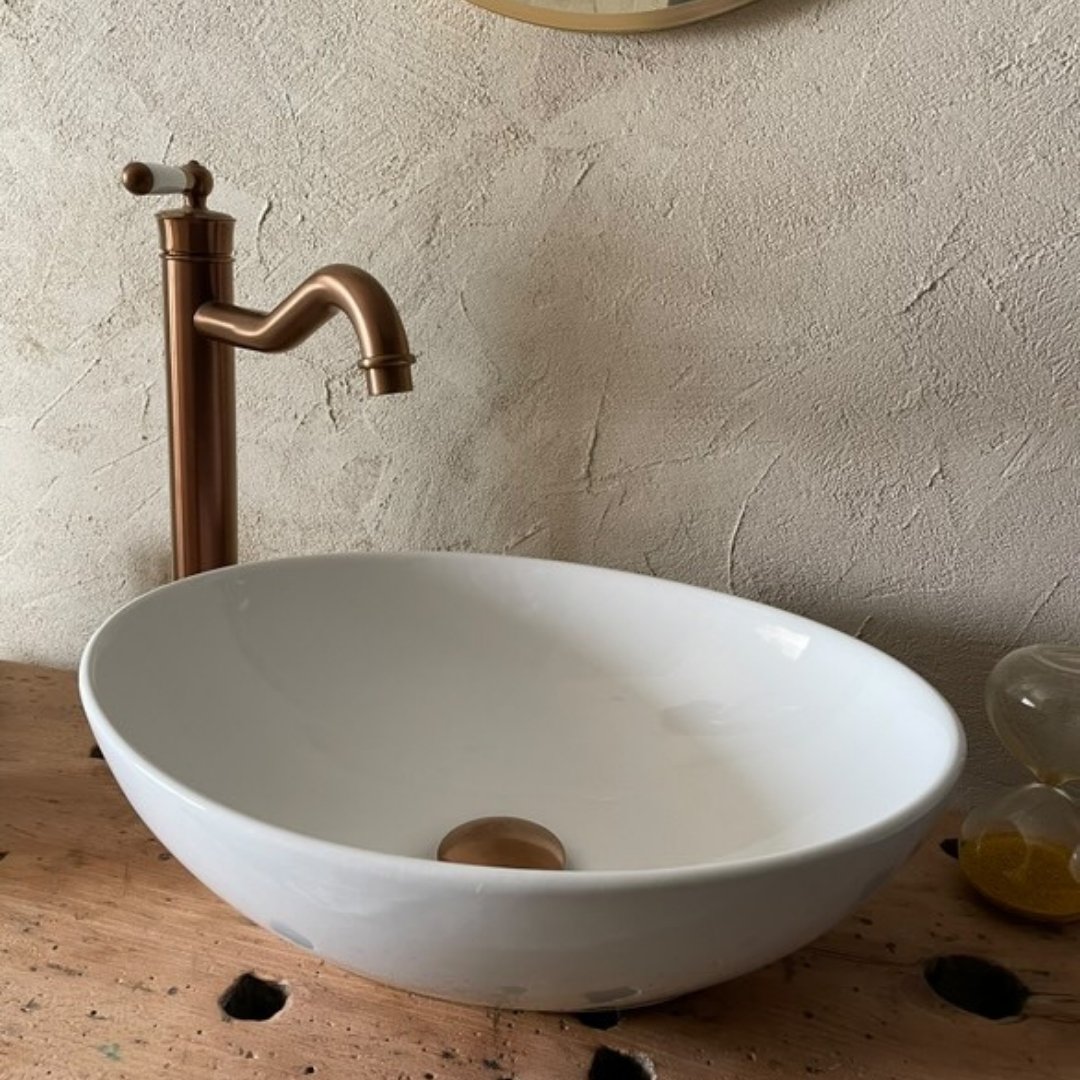 Quand le charme de l’ancien rencontre l’élégance du cuivre brossé, ça donne cette salle de bain coup de cœur ❤️  Elle est l'œuvre de at:nico.jen.renove_ qui s'est surpassé pour la décoration de sa pièce 👏😍  Mitigeurs de lavabo et colonne rétro assortie de la gamme "Leeds" s'harmonisent parfaitement avec les vasques et et le meuble en bois brut. Lle mix est parfait !👌  😉 Quoi de mieux que de commencer et finir la journée dans cette sublime pièce ?  #democratikdesign #essebagno #robinetterie #douches #BathroomDecor #bathroomdesign #salledebain #faucet