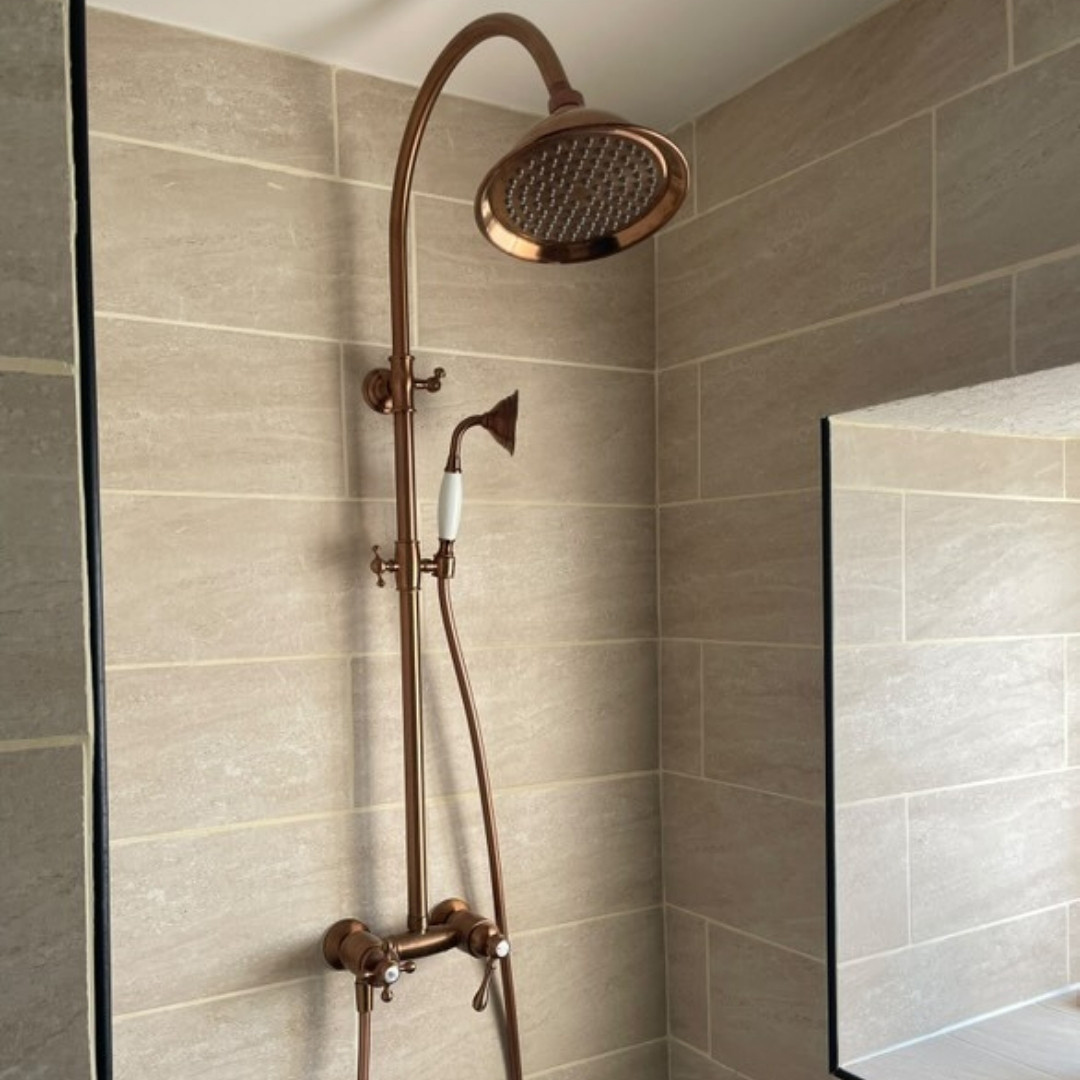Quand le charme de l’ancien rencontre l’élégance du cuivre brossé, ça donne cette salle de bain coup de cœur ❤️  Elle est l'œuvre de at:nico.jen.renove_ qui s'est surpassé pour la décoration de sa pièce 👏😍  Mitigeurs de lavabo et colonne rétro assortie de la gamme "Leeds" s'harmonisent parfaitement avec les vasques et et le meuble en bois brut. Lle mix est parfait !👌  😉 Quoi de mieux que de commencer et finir la journée dans cette sublime pièce ?  #democratikdesign #essebagno #robinetterie #douches #BathroomDecor #bathroomdesign #salledebain #faucet