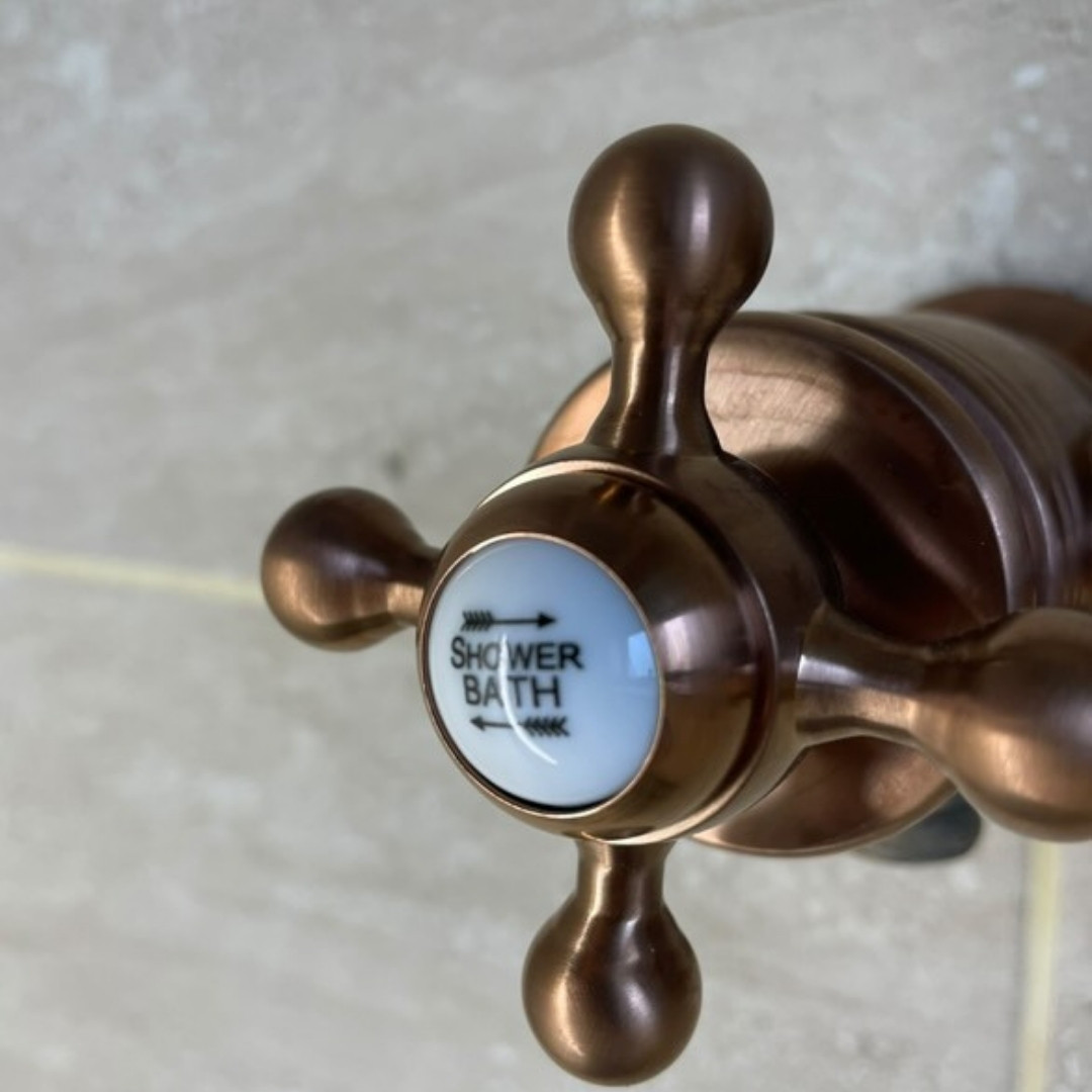 Quand le charme de l’ancien rencontre l’élégance du cuivre brossé, ça donne cette salle de bain coup de cœur ❤️  Elle est l'œuvre de at:nico.jen.renove_ qui s'est surpassé pour la décoration de sa pièce 👏😍  Mitigeurs de lavabo et colonne rétro assortie de la gamme "Leeds" s'harmonisent parfaitement avec les vasques et et le meuble en bois brut. Lle mix est parfait !👌  😉 Quoi de mieux que de commencer et finir la journée dans cette sublime pièce ?  #democratikdesign #essebagno #robinetterie #douches #BathroomDecor #bathroomdesign #salledebain #faucet