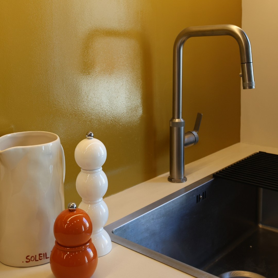 Une ambiance très solaire et un design affirmé dans cette belle cuisine ☀️  Focus sur cette cuisine à l’esprit résolument contemporain, dans laquelle notre mitigeur façon inox brossé et son évier assorti se fondent parfaitement au décor ✨  💓 On aime : ✔️ Le look pro et minimaliste du mitigeur avec sa douchette extractible ✔️ La finition inox qui s’intègre parfaitement à ce plan de travail clair ✔️ Le contraste avec le fond jaune moutarde   La preuve qu’un bon mitigeur peut faire toute la différence dans une cuisine bien pensée ! 💪  #essebagno #democratikdesign #robinetterie #faucet #decorationinterieur #kitchendecor #decocuisine