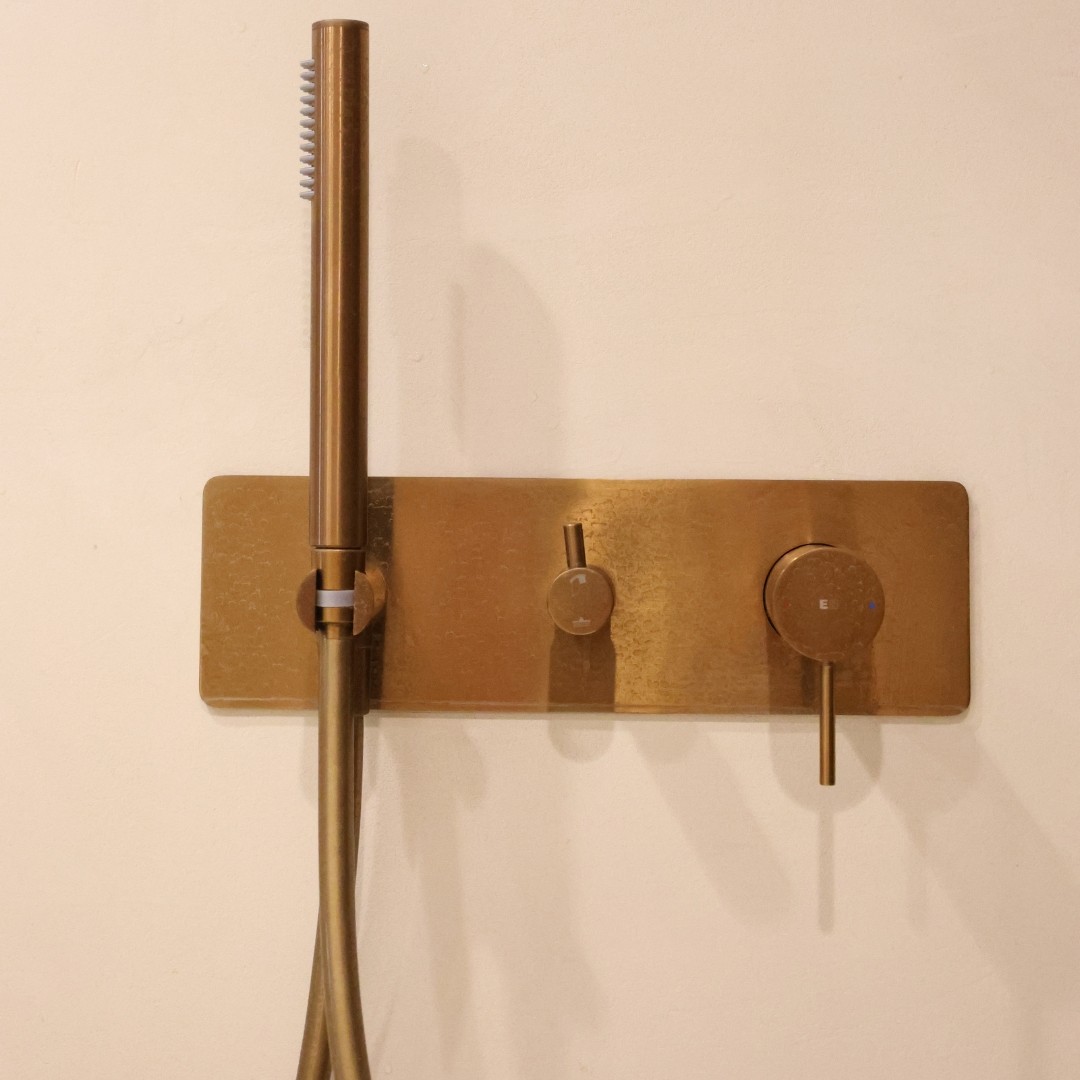 Terracotta + cuivre brossé = combo gagnant 🧡  Mitigeurs de lavabo muraux, vasques terracotta en béton, colonne de douche encastrée et minimaliste... Cette salle de bain a clairement tout bon ☀️  Entre modernité, chaleur et touche rétro du cuivre brossé, on est sur une déco qui fait waouh à chaque regard 👀  #democratikdesign #essebagno #robinetterie #Bathroomdesign #BathroomDecor #salledebain #decorationinterieur #douches #terracotta