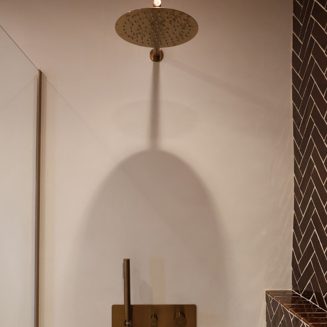 Terracotta + cuivre brossé = combo gagnant 🧡  Mitigeurs de lavabo muraux, vasques terracotta en béton, colonne de douche encastrée et minimaliste... Cette salle de bain a clairement tout bon ☀️  Entre modernité, chaleur et touche rétro du cuivre brossé, on est sur une déco qui fait waouh à chaque regard 👀  #democratikdesign #essebagno #robinetterie #Bathroomdesign #BathroomDecor #salledebain #decorationinterieur #douches #terracotta