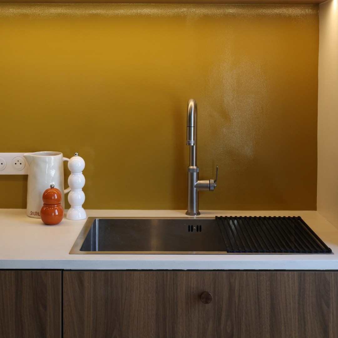 Une ambiance très solaire et un design affirmé dans cette belle cuisine ☀️  Focus sur cette cuisine à l’esprit résolument contemporain, dans laquelle notre mitigeur façon inox brossé et son évier assorti se fondent parfaitement au décor ✨  💓 On aime : ✔️ Le look pro et minimaliste du mitigeur avec sa douchette extractible ✔️ La finition inox qui s’intègre parfaitement à ce plan de travail clair ✔️ Le contraste avec le fond jaune moutarde   La preuve qu’un bon mitigeur peut faire toute la différence dans une cuisine bien pensée ! 💪  #essebagno #democratikdesign #robinetterie #faucet #decorationinterieur #kitchendecor #decocuisine