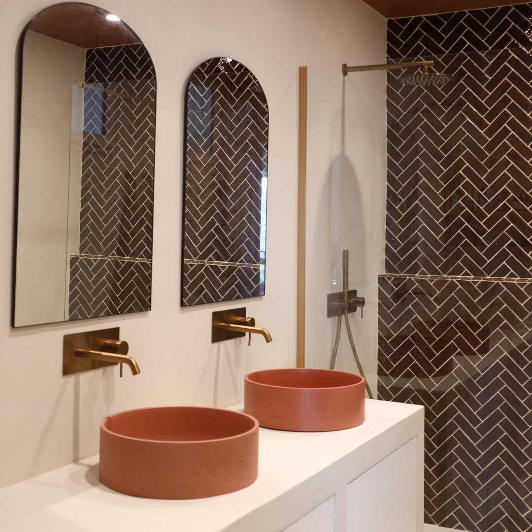 Terracotta + cuivre brossé = combo gagnant 🧡  Mitigeurs de lavabo muraux, vasques terracotta en béton, colonne de douche encastrée et minimaliste... Cette salle de bain a clairement tout bon ☀️  Entre modernité, chaleur et touche rétro du cuivre brossé, on est sur une déco qui fait waouh à chaque regard 👀  #democratikdesign #essebagno #robinetterie #Bathroomdesign #BathroomDecor #salledebain #decorationinterieur #douches #terracotta
