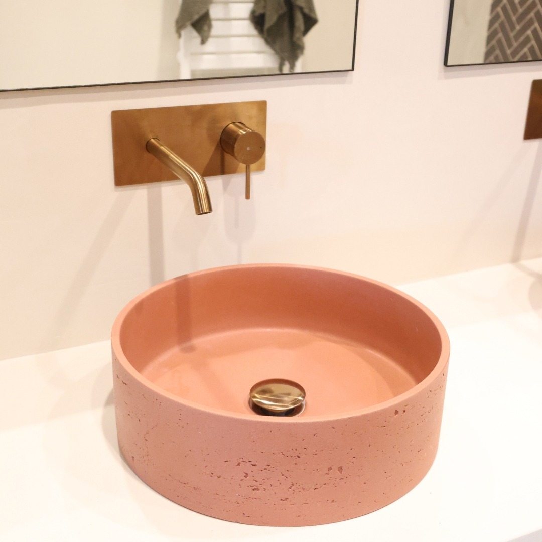 L’éclat de la lumière, la douceur du terracotta, et la touche raffinée du cuivre brossé… cette salle de bain rayonne de style et de caractère 🧡✨⁠ ⁠ La vasque en béton couleur terracotta capte la lumière avec élégance, parfaitement mise en valeur par notre mitigeur mural en finition cuivre brossé !  Une nouvelle fois, on a un sublime projet de décoration de salle de bain 🙌⁠  #democratikdesign #essebagno #robinetterie #faucet #terracotta #cuivrebrossé #bathroomdesign #salledebain #decohome