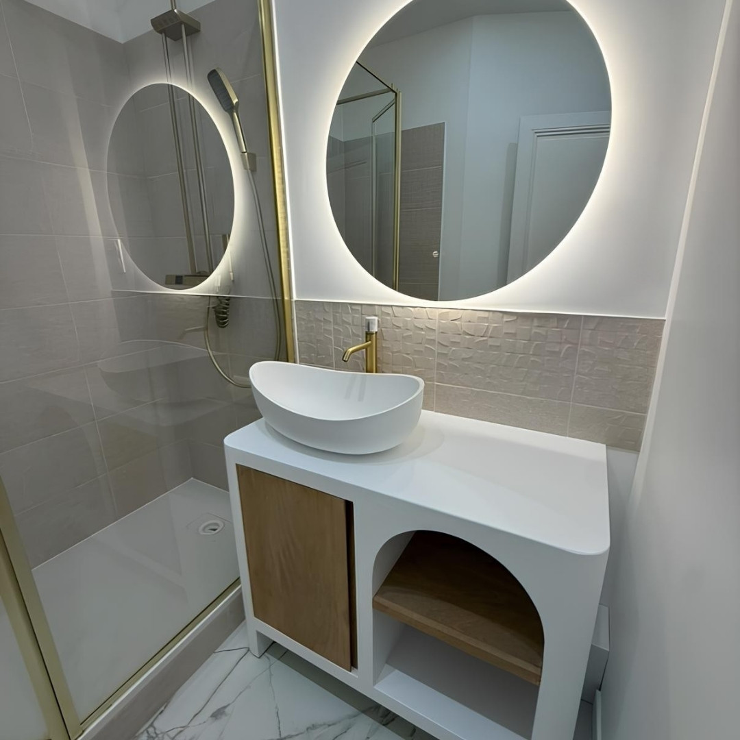 Simplicité et luminosité, tels sont les mots utilisés pour décrire cette salle de bain 🤍  Les finitions dorées de l'or brossé et du blanc offrent un résultat lumineux et plein de caractère ✨  Notre mitigeur de lavabo et la colonne de douche finition or brossé apportent une touche de chic et focalisent la lumière !  Merci à at:originatelier de si bien mettre en avant nos produits 🥰  #essebagno #democratikdesign #robinetterie #bathroomdesign #salledebain #douches #faucet