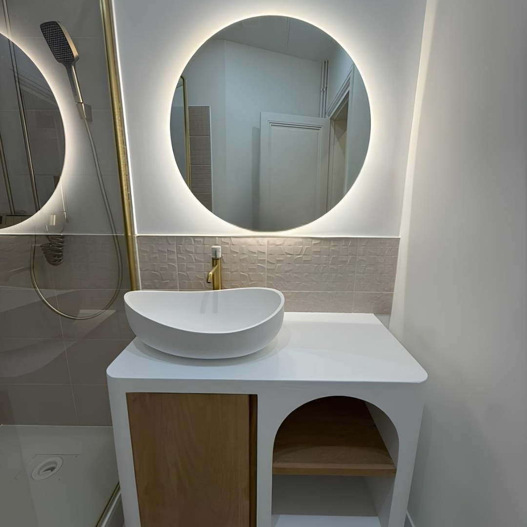 Simplicité et luminosité, tels sont les mots utilisés pour décrire cette salle de bain 🤍  Les finitions dorées de l'or brossé et du blanc offrent un résultat lumineux et plein de caractère ✨  Notre mitigeur de lavabo et la colonne de douche finition or brossé apportent une touche de chic et focalisent la lumière !  Merci à at:originatelier de si bien mettre en avant nos produits 🥰  #essebagno #democratikdesign #robinetterie #bathroomdesign #salledebain #douches #faucet