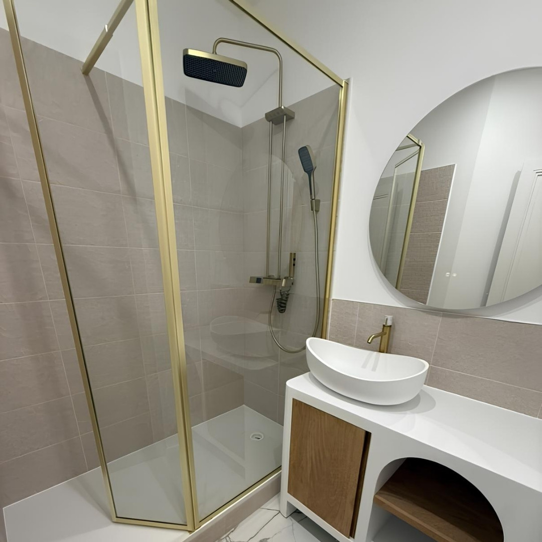 Simplicité et luminosité, tels sont les mots utilisés pour décrire cette salle de bain 🤍  Les finitions dorées de l'or brossé et du blanc offrent un résultat lumineux et plein de caractère ✨  Notre mitigeur de lavabo et la colonne de douche finition or brossé apportent une touche de chic et focalisent la lumière !  Merci à at:originatelier de si bien mettre en avant nos produits 🥰  #essebagno #democratikdesign #robinetterie #bathroomdesign #salledebain #douches #faucet