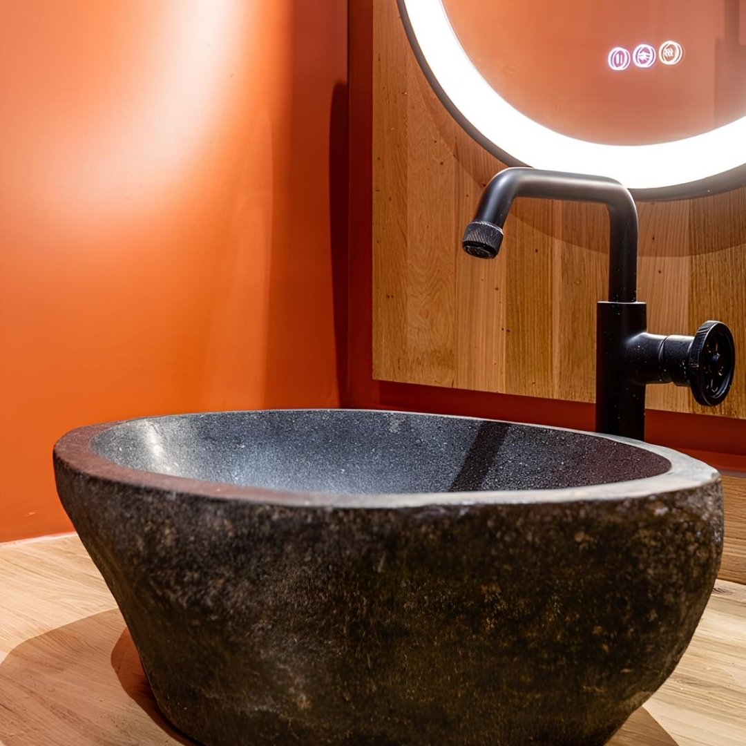 Orange chaleureux, bois et pierre brute : cette salle de bain est un vrai concentré de lumière et de caractère ✨  Les murs font dégager une énergie solaire dans toute la pièce et la robinetterie noire mat apporte juste ce qu’il faut de contraste 🧡  On se dit qu’on resterait bien là quelques minutes de plus lorsque l'on se trouve dans cette belle salle de bain 🥰  Bravo at:qualirenovation__travaux pour ce résultat réussi 👏  #essebagno #democratikdesign #faucet #robinetterie #bathroomdesign #salledebain