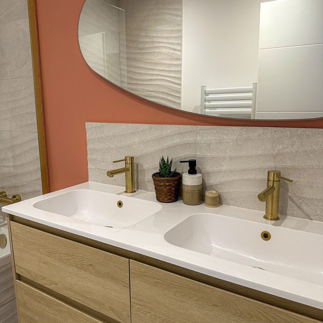 Une salle de bain où chaque détail respire la douceur et l’élégance ✨   at:27ruecosy nous plonge dans sa sublime salle de bain, où règne une ambiance apaisante, entre teintes terracotta, bois clair et robinetterie dorée 💛  Le mitigeur doré apporte encore + de lumière dans cet espace, et se marie parfaitement avec le terracotta et le blanc nacré des murs 🥰  On a aussi un gros coup de cœur pour le grand miroir très tendance 🤩  Merci à elle pour sa confiance et bravo pour cette réalisation 👏  #democratikdesign #essebagno #robinetterie #salledebain #bathroom #faucet #bathroomdesign #bathroomdecor #mitigeur