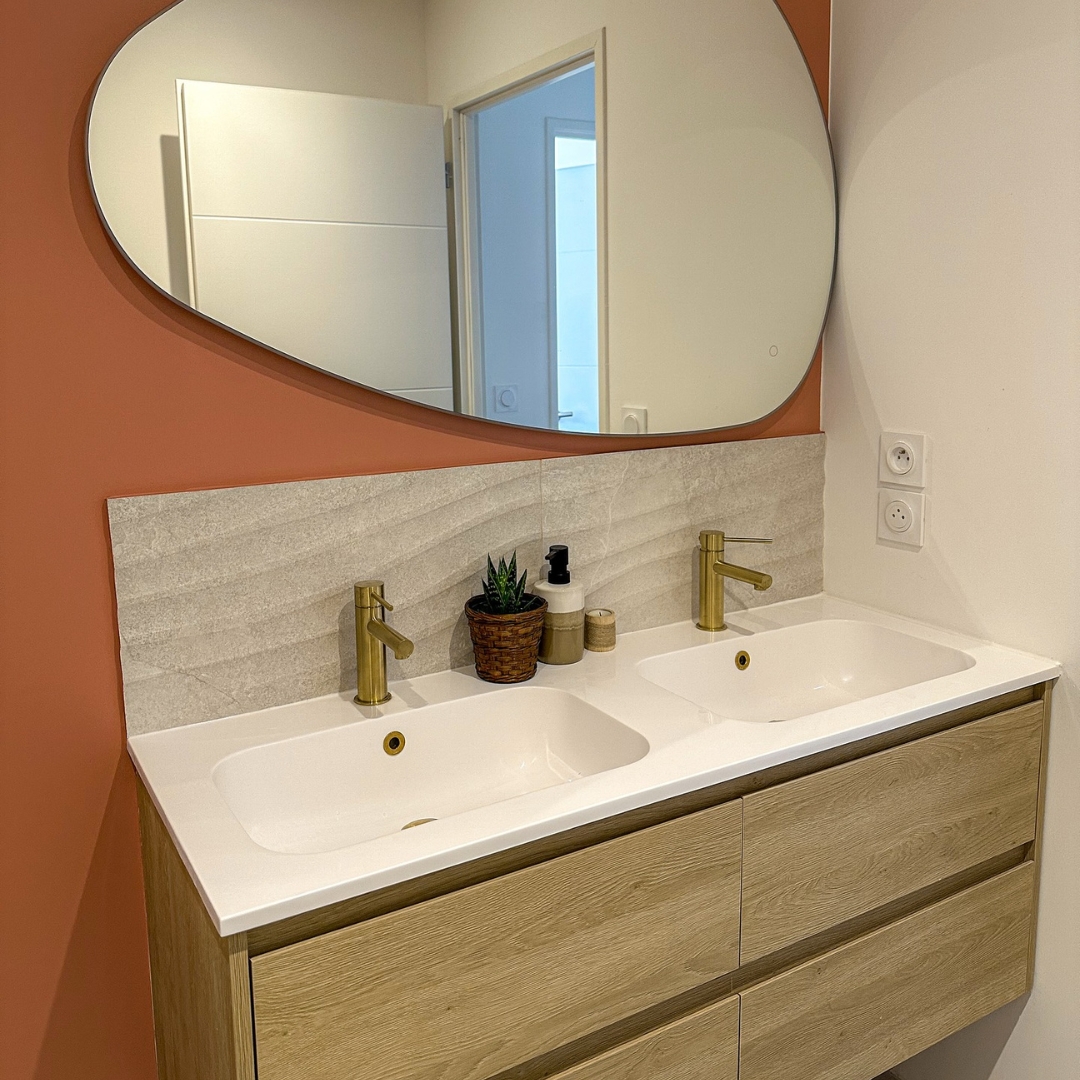 Une salle de bain où chaque détail respire la douceur et l’élégance ✨   at:27ruecosy nous plonge dans sa sublime salle de bain, où règne une ambiance apaisante, entre teintes terracotta, bois clair et robinetterie dorée 💛  Le mitigeur doré apporte encore + de lumière dans cet espace, et se marie parfaitement avec le terracotta et le blanc nacré des murs 🥰  On a aussi un gros coup de cœur pour le grand miroir très tendance 🤩  Merci à elle pour sa confiance et bravo pour cette réalisation 👏  #democratikdesign #essebagno #robinetterie #salledebain #bathroom #faucet #bathroomdesign #bathroomdecor #mitigeur