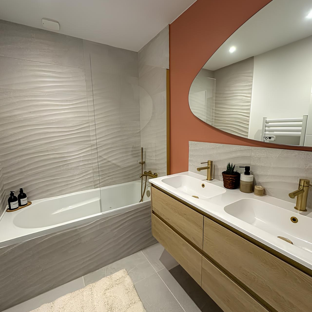 Une salle de bain où chaque détail respire la douceur et l’élégance ✨   at:27ruecosy nous plonge dans sa sublime salle de bain, où règne une ambiance apaisante, entre teintes terracotta, bois clair et robinetterie dorée 💛  Le mitigeur doré apporte encore + de lumière dans cet espace, et se marie parfaitement avec le terracotta et le blanc nacré des murs 🥰  On a aussi un gros coup de cœur pour le grand miroir très tendance 🤩  Merci à elle pour sa confiance et bravo pour cette réalisation 👏  #democratikdesign #essebagno #robinetterie #salledebain #bathroom #faucet #bathroomdesign #bathroomdecor #mitigeur