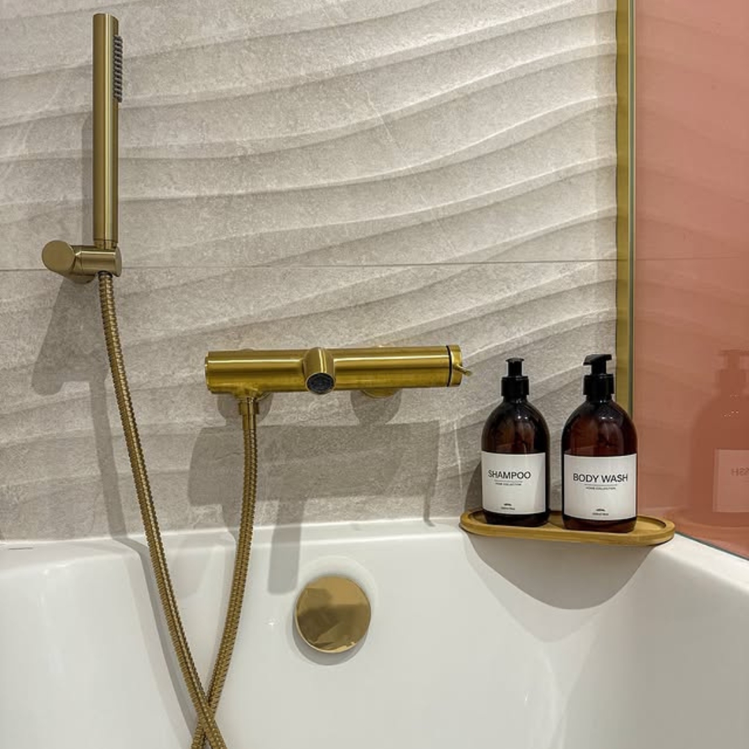 Une salle de bain où chaque détail respire la douceur et l’élégance ✨   at:27ruecosy nous plonge dans sa sublime salle de bain, où règne une ambiance apaisante, entre teintes terracotta, bois clair et robinetterie dorée 💛  Le mitigeur doré apporte encore + de lumière dans cet espace, et se marie parfaitement avec le terracotta et le blanc nacré des murs 🥰  On a aussi un gros coup de cœur pour le grand miroir très tendance 🤩  Merci à elle pour sa confiance et bravo pour cette réalisation 👏  #democratikdesign #essebagno #robinetterie #salledebain #bathroom #faucet #bathroomdesign #bathroomdecor #mitigeur