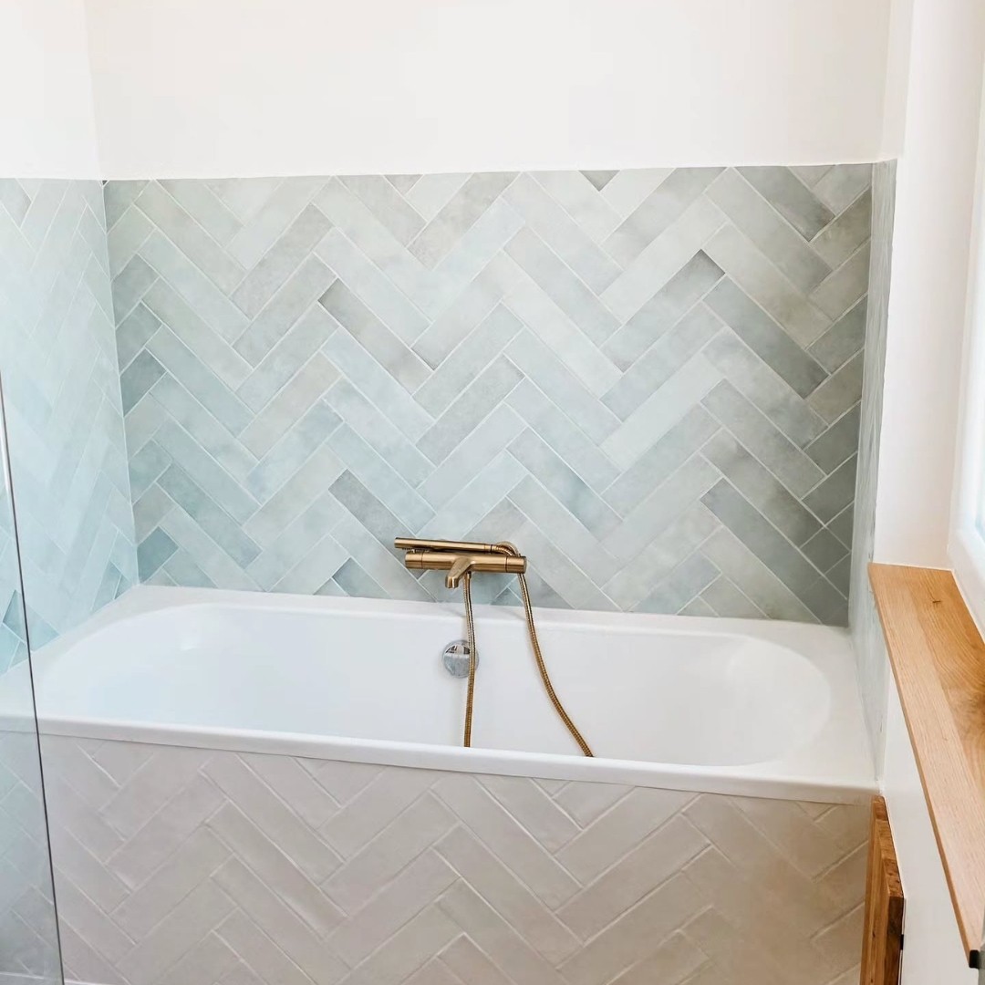 Lumière, douceur et harmonie sont les maitres mots de cette salle de bain signée at:healthyclemsy que l'on félicite pour cette sublime création ☀️  Le bois et l’or brossé s’accordent à merveille et créent une ambiance douce et lumineuse ✨ Les miroirs couleur bois sont assortis à la robinetterie pour un rendu tout en finesse 🤍  Mention spéciale pour le mur de la baignoire : ses nuances font vraiment ressortir le mitigeur bain-douche 💫  Une salle de bain où l'on a envie de se détendre tout en douceur dès le matin 🥰  #democratikdesign #essebagno #robinetterie #salledebain #bathroomdesign #bathroomdecor
