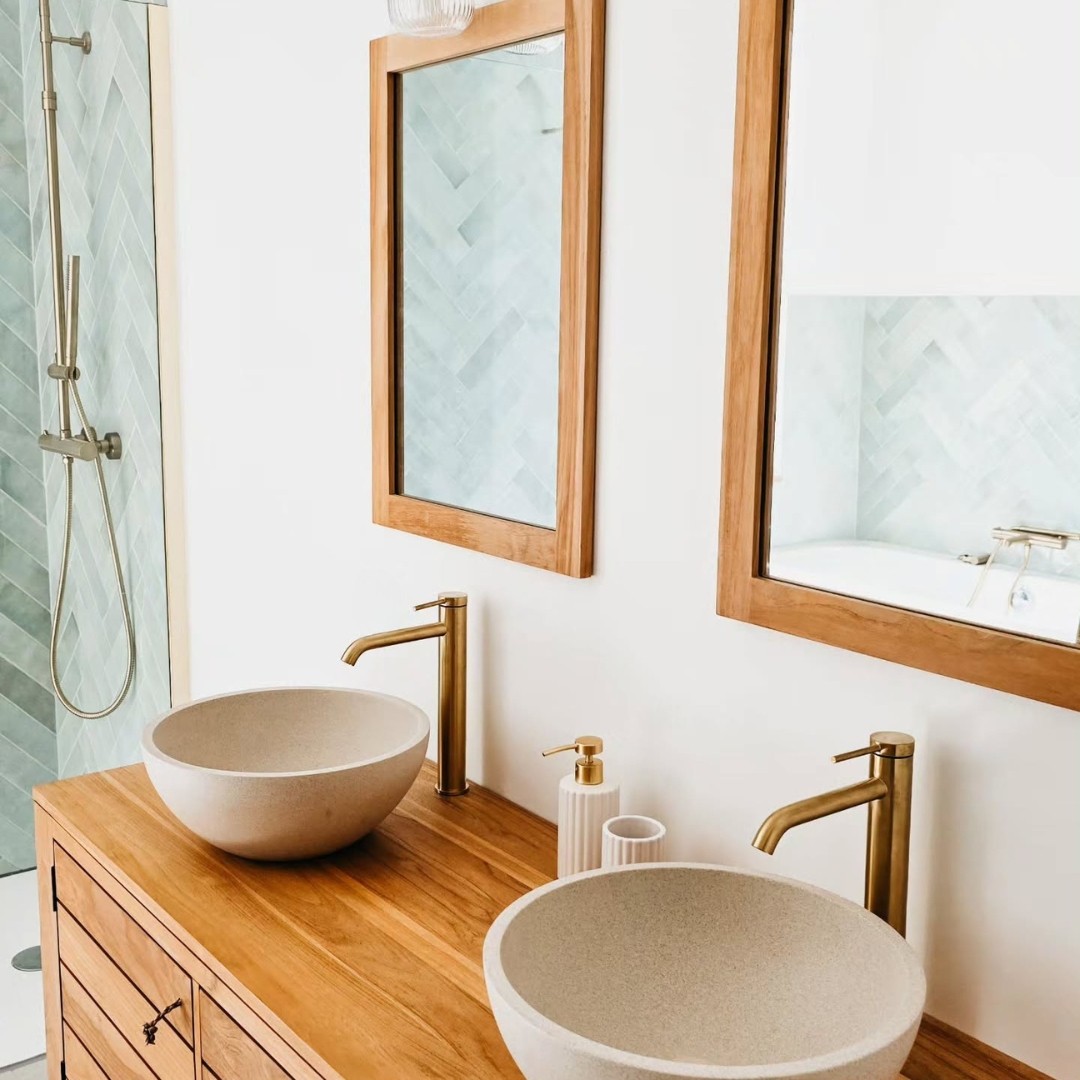 Lumière, douceur et harmonie sont les maitres mots de cette salle de bain signée at:healthyclemsy que l'on félicite pour cette sublime création ☀️  Le bois et l’or brossé s’accordent à merveille et créent une ambiance douce et lumineuse ✨ Les miroirs couleur bois sont assortis à la robinetterie pour un rendu tout en finesse 🤍  Mention spéciale pour le mur de la baignoire : ses nuances font vraiment ressortir le mitigeur bain-douche 💫  Une salle de bain où l'on a envie de se détendre tout en douceur dès le matin 🥰  #democratikdesign #essebagno #robinetterie #salledebain #bathroomdesign #bathroomdecor