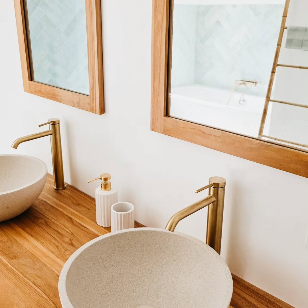Lumière, douceur et harmonie sont les maitres mots de cette salle de bain signée at:healthyclemsy que l'on félicite pour cette sublime création ☀️  Le bois et l’or brossé s’accordent à merveille et créent une ambiance douce et lumineuse ✨ Les miroirs couleur bois sont assortis à la robinetterie pour un rendu tout en finesse 🤍  Mention spéciale pour le mur de la baignoire : ses nuances font vraiment ressortir le mitigeur bain-douche 💫  Une salle de bain où l'on a envie de se détendre tout en douceur dès le matin 🥰  #democratikdesign #essebagno #robinetterie #salledebain #bathroomdesign #bathroomdecor