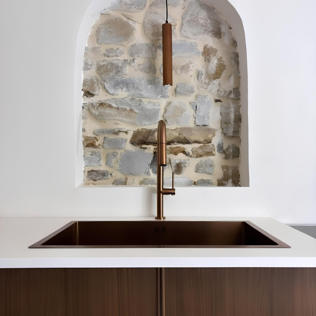 On a un énoooorme coup de cœur pour cuisine ! ✨  Imaginez-vous cuisiner chaque jour dans cette ambiance unique : un plan de travail lumineux contrastant avec de magnifiques niches en pierres naturelles 🌿  Mais ce qui attire immédiatement tous les regards, c’est ce splendide duo mitigeur et évier en cuivre brossé. Élégance, chaleur et modernité : une combinaison parfaite pour une cuisine à la fois lumineuse et terriblement pleine de charme 😍  Vous n'aurez qu'une seule envie : inviter vos proches à partager un moment convivial autour de ce magnifique espace ! 👩‍🍳  Merci à at:la.petite.maison.de.saia qui nous a identifié sur cette superbe réalisation ! On la félicite pour cette cuisine très inspirante 🥰  Et vous, seriez-vous tenté par cette touche cuivrée pour sublimer votre cuisine ?  Dites-nous ce que vous pensez de ce décor en commentaires ⬇️  #democratikdesign #essebagno #Robinetterie #decocuisine #KitchenInspiration #kitchendecor