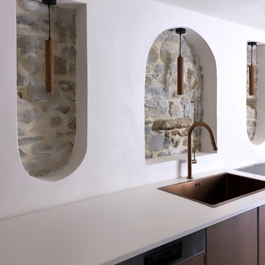 On a un énoooorme coup de cœur pour cuisine ! ✨  Imaginez-vous cuisiner chaque jour dans cette ambiance unique : un plan de travail lumineux contrastant avec de magnifiques niches en pierres naturelles 🌿  Mais ce qui attire immédiatement tous les regards, c’est ce splendide duo mitigeur et évier en cuivre brossé. Élégance, chaleur et modernité : une combinaison parfaite pour une cuisine à la fois lumineuse et terriblement pleine de charme 😍  Vous n'aurez qu'une seule envie : inviter vos proches à partager un moment convivial autour de ce magnifique espace ! 👩‍🍳  Merci à at:la.petite.maison.de.saia qui nous a identifié sur cette superbe réalisation ! On la félicite pour cette cuisine très inspirante 🥰  Et vous, seriez-vous tenté par cette touche cuivrée pour sublimer votre cuisine ?  Dites-nous ce que vous pensez de ce décor en commentaires ⬇️  #democratikdesign #essebagno #Robinetterie #decocuisine #KitchenInspiration #kitchendecor