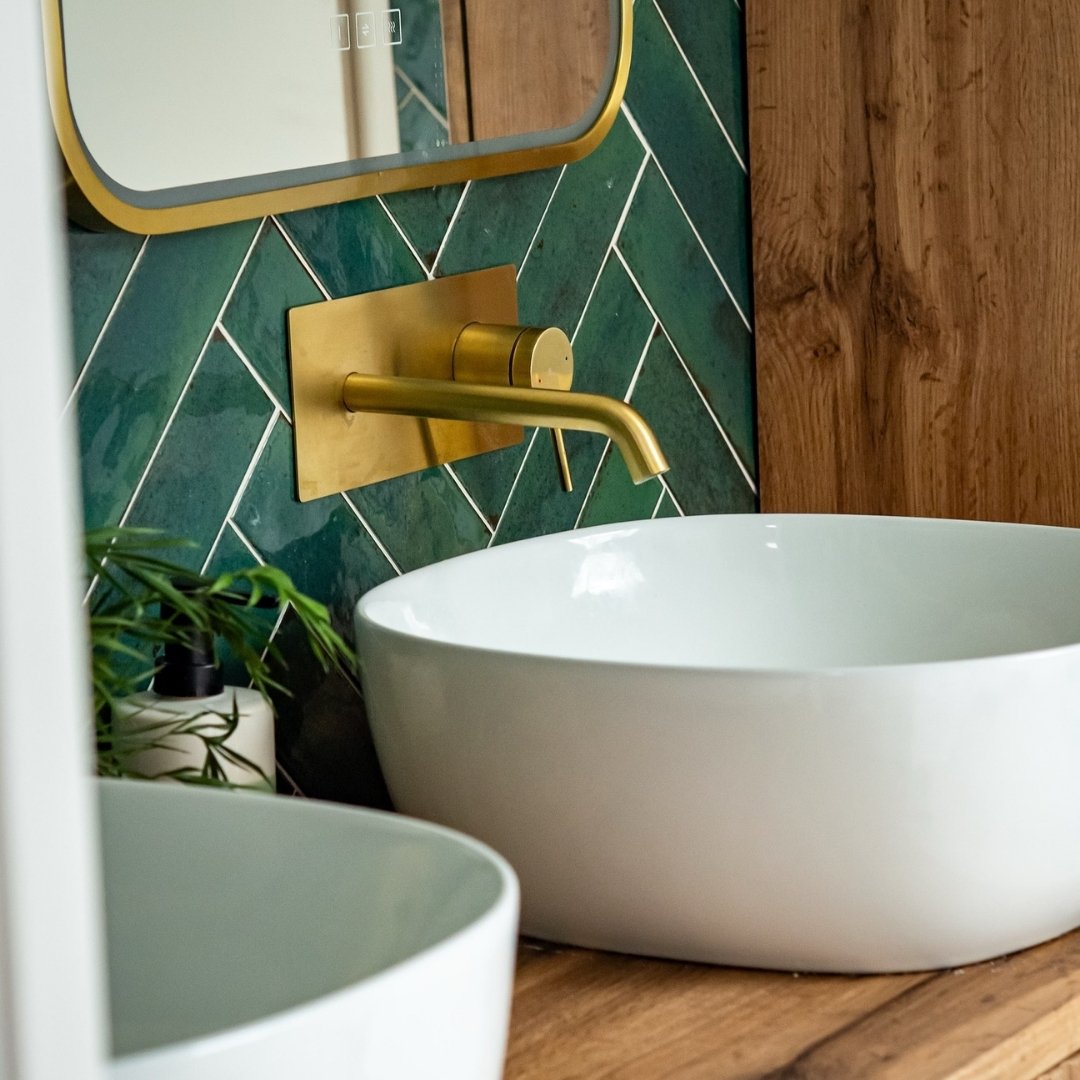 Une salle de bain qui brille de mille feux chez at:27ruecosy 🔥  En l'associant au miroir couleur or brossé et au vert de ce beau zellige, le mitigeur de lavabo encastré en or est la véritable star de cette pièce ✨  Le meuble en bois s'accorde aussi superbement avec l'espace !  De +, avec son côté minimaliste encastrable, il donne une vraie sensation de gain de place 🤩  Comme elle, faites le choix du design et de la praticité en optant pour notre robinetterie, directement sur notre site web 😊💻  #democratikdesign #essebagno #robinetterie #mitigeur #salledebain #bathroomdesign #bathroomdecor