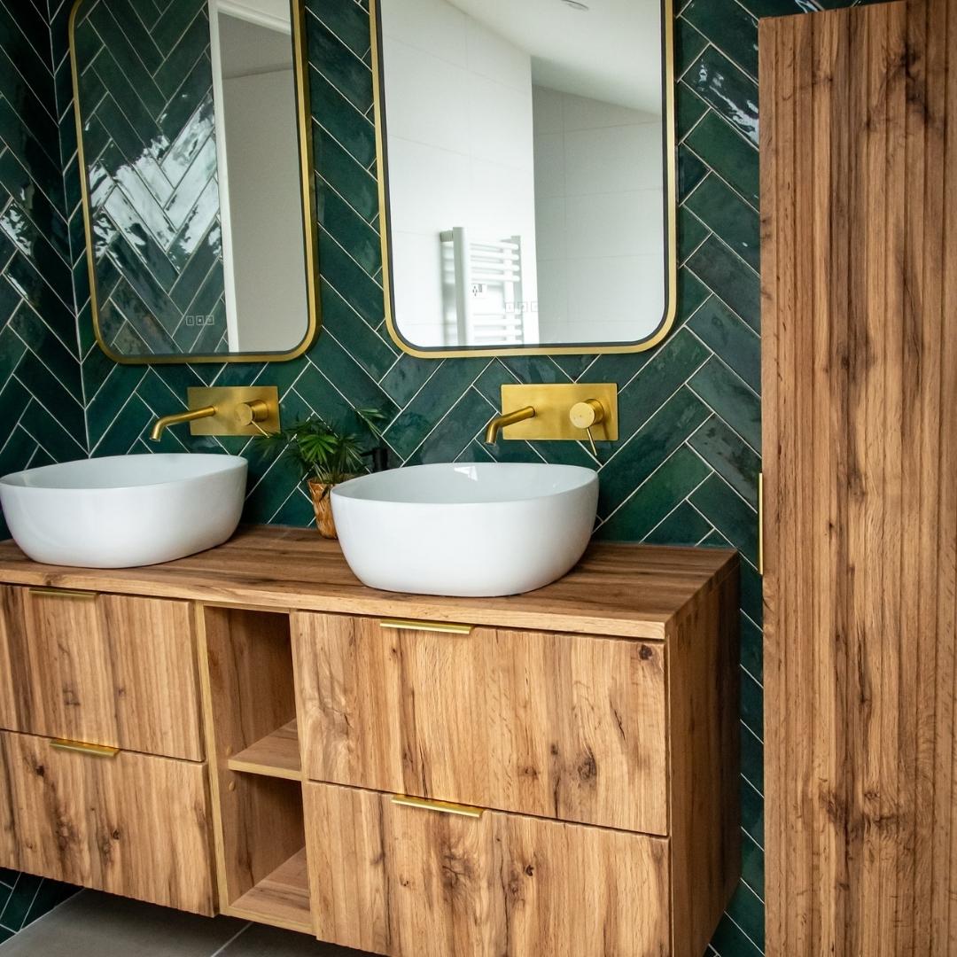 Une salle de bain qui brille de mille feux chez at:27ruecosy 🔥  En l'associant au miroir couleur or brossé et au vert de ce beau zellige, le mitigeur de lavabo encastré en or est la véritable star de cette pièce ✨  Le meuble en bois s'accorde aussi superbement avec l'espace !  De +, avec son côté minimaliste encastrable, il donne une vraie sensation de gain de place 🤩  Comme elle, faites le choix du design et de la praticité en optant pour notre robinetterie, directement sur notre site web 😊💻  #democratikdesign #essebagno #robinetterie #mitigeur #salledebain #bathroomdesign #bathroomdecor