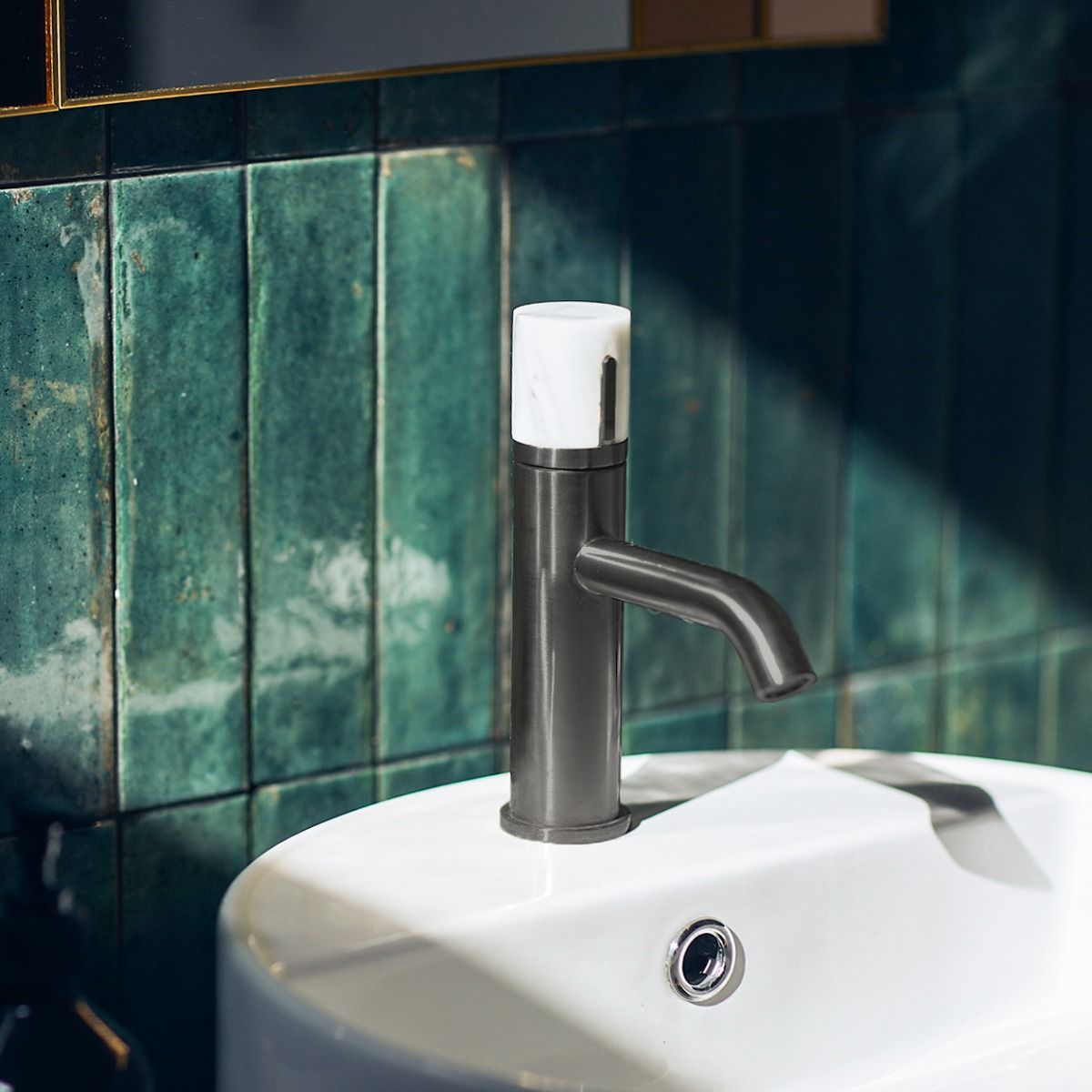 Découvrez la série de mitigeurs Manopola, pensée pour transformer votre salle de bain en un espace chic et raffiné !  Que vous préfériez une ambiance minimaliste ou un style plus audacieux, ce mitigeur de lavabo s’adapte parfaitement à toutes vos envies déco 🤍  Leur poignée effet marbre apporte une touche luxueuse unique, et ils sont disponibles sur notre site web en plusieurs finitions : cuivre brossé, noir mat, gris gun ou or brossé 😉💻  👉 Et vous, quelle couleur choisiriez-vous pour sublimer votre salle de bain ?  #democratikdesign #essebagno #robinetterie #mitigeur #bathroomdesign #bathroomdecor #salledebain #renovations