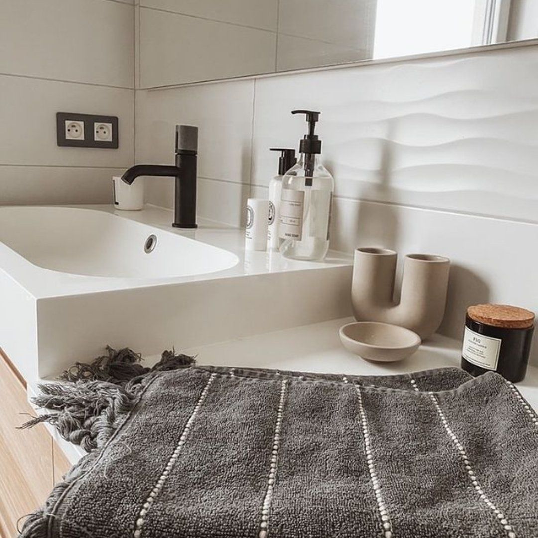 Découvrez la série de mitigeurs Manopola, pensée pour transformer votre salle de bain en un espace chic et raffiné !  Que vous préfériez une ambiance minimaliste ou un style plus audacieux, ce mitigeur de lavabo s’adapte parfaitement à toutes vos envies déco 🤍  Leur poignée effet marbre apporte une touche luxueuse unique, et ils sont disponibles sur notre site web en plusieurs finitions : cuivre brossé, noir mat, gris gun ou or brossé 😉💻  👉 Et vous, quelle couleur choisiriez-vous pour sublimer votre salle de bain ?  #democratikdesign #essebagno #robinetterie #mitigeur #bathroomdesign #bathroomdecor #salledebain #renovations