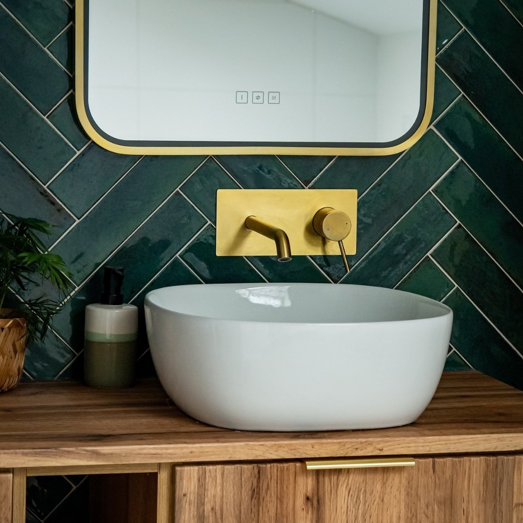 Une salle de bain qui brille de mille feux chez at:27ruecosy 🔥  En l'associant au miroir couleur or brossé et au vert de ce beau zellige, le mitigeur de lavabo encastré en or est la véritable star de cette pièce ✨  Le meuble en bois s'accorde aussi superbement avec l'espace !  De +, avec son côté minimaliste encastrable, il donne une vraie sensation de gain de place 🤩  Comme elle, faites le choix du design et de la praticité en optant pour notre robinetterie, directement sur notre site web 😊💻  #democratikdesign #essebagno #robinetterie #mitigeur #salledebain #bathroomdesign #bathroomdecor