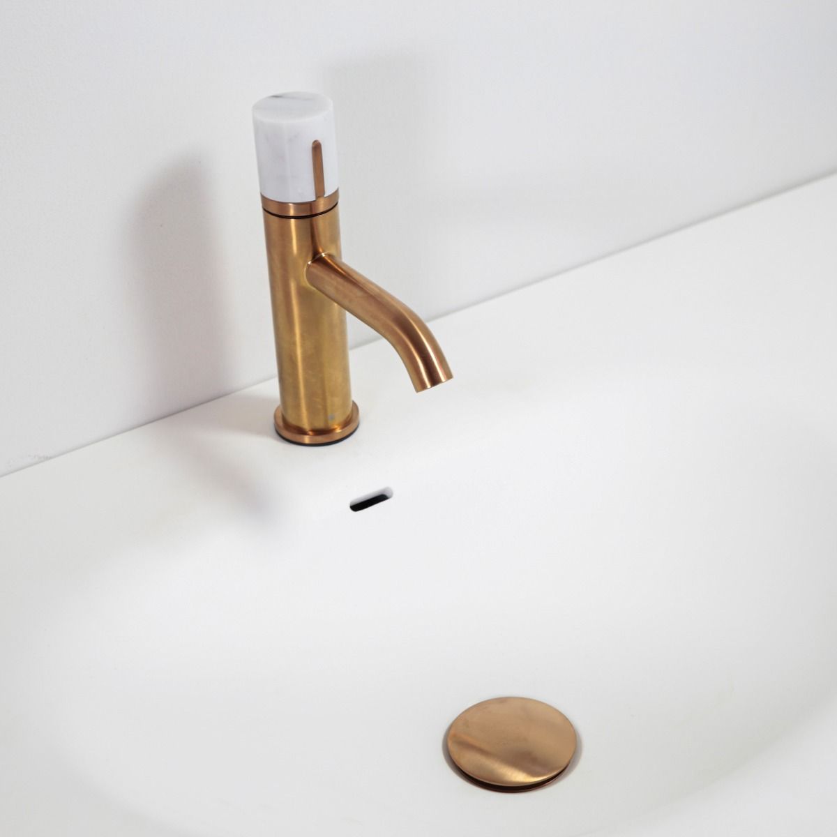 Découvrez la série de mitigeurs Manopola, pensée pour transformer votre salle de bain en un espace chic et raffiné !  Que vous préfériez une ambiance minimaliste ou un style plus audacieux, ce mitigeur de lavabo s’adapte parfaitement à toutes vos envies déco 🤍  Leur poignée effet marbre apporte une touche luxueuse unique, et ils sont disponibles sur notre site web en plusieurs finitions : cuivre brossé, noir mat, gris gun ou or brossé 😉💻  👉 Et vous, quelle couleur choisiriez-vous pour sublimer votre salle de bain ?  #democratikdesign #essebagno #robinetterie #mitigeur #bathroomdesign #bathroomdecor #salledebain #renovations