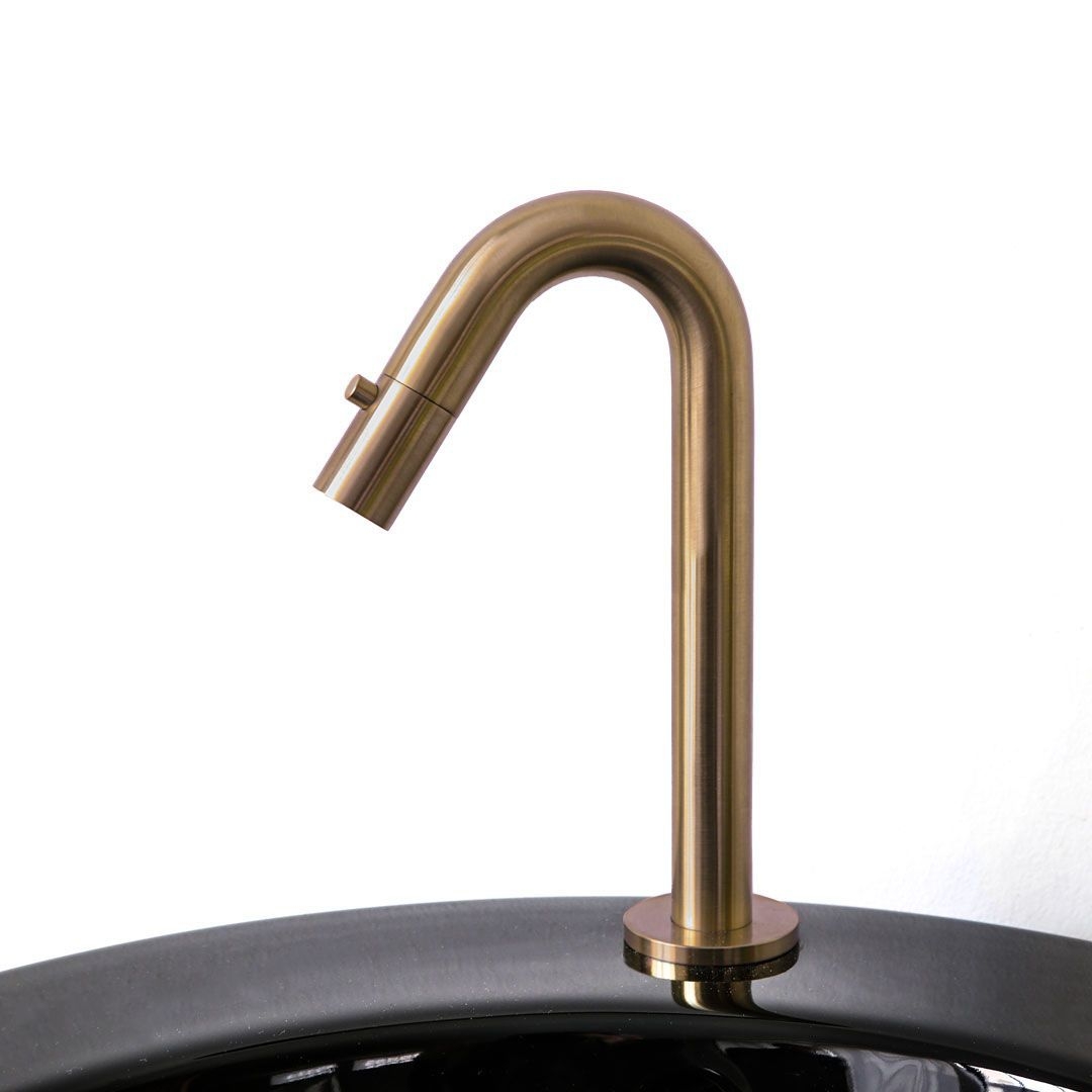Notre robinetterie lave-mains sublimée par notre gamme vintage "Indus" 🤎  Ils ont été spécialement conçus pour s'intégrer dans les petits espaces d'eau, que ce soit pour un WC ou une petite salle de bain !   Notre collection répond même aux besoins écologiques, avec des modèles pour eau froide uniquement, qui offrent une simplicité et une efficacité maximales 🌿🍃  En choisissant notre gamme de mitigeurs lave-mains "Indus", vous optez pour une solution parfaite pour les petits espaces, combinant élégance, efficacité et confort !  #democratikdesign #essebagno #Robinetterie #lavemains #mitigeur #robinet