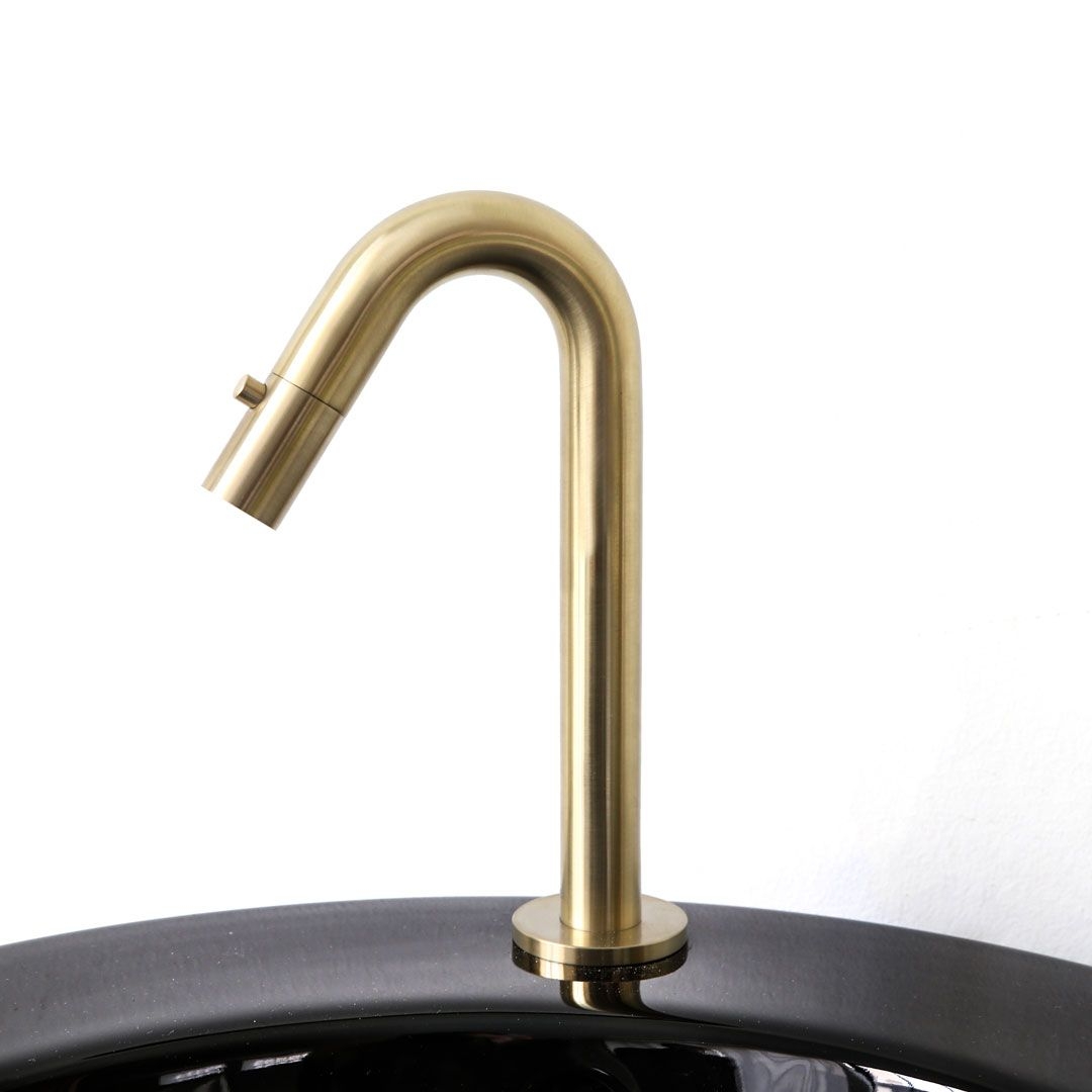 Notre robinetterie lave-mains sublimée par notre gamme vintage "Indus" 🤎  Ils ont été spécialement conçus pour s'intégrer dans les petits espaces d'eau, que ce soit pour un WC ou une petite salle de bain !   Notre collection répond même aux besoins écologiques, avec des modèles pour eau froide uniquement, qui offrent une simplicité et une efficacité maximales 🌿🍃  En choisissant notre gamme de mitigeurs lave-mains "Indus", vous optez pour une solution parfaite pour les petits espaces, combinant élégance, efficacité et confort !  #democratikdesign #essebagno #Robinetterie #lavemains #mitigeur #robinet