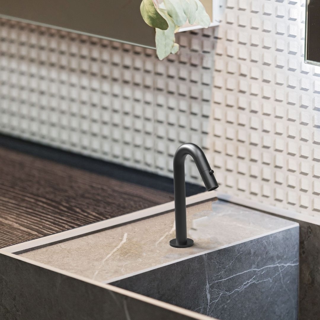 Notre robinetterie lave-mains sublimée par notre gamme vintage "Indus" 🤎  Ils ont été spécialement conçus pour s'intégrer dans les petits espaces d'eau, que ce soit pour un WC ou une petite salle de bain !   Notre collection répond même aux besoins écologiques, avec des modèles pour eau froide uniquement, qui offrent une simplicité et une efficacité maximales 🌿🍃  En choisissant notre gamme de mitigeurs lave-mains "Indus", vous optez pour une solution parfaite pour les petits espaces, combinant élégance, efficacité et confort !  #democratikdesign #essebagno #Robinetterie #lavemains #mitigeur #robinet