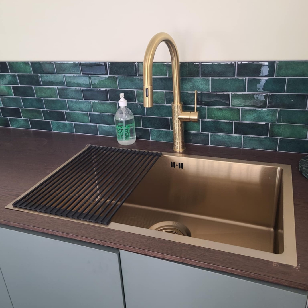 NOUVEAUTÉ DEMOCRATIK DESIGN 🆕   A vous le rangement facile avec notre égouttoir à vaisselle pliable ! ☀️  Pratique et élégant, il se déploie sur votre évier pour faire sécher verres, assiettes ou casseroles tout en libérant votre plan de travail 🍽️  Résistant, antidérapant et facile à ranger, il se roule en un clin d’œil pour un gain de place optimal !  Retrouvez le directement sur notre site web 💻  #democratikdesign #essebagno #robinetterie #égouttoir #decocuisine #newproduct