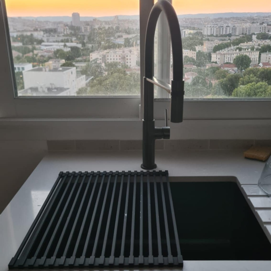 NOUVEAUTÉ DEMOCRATIK DESIGN 🆕   A vous le rangement facile avec notre égouttoir à vaisselle pliable ! ☀️  Pratique et élégant, il se déploie sur votre évier pour faire sécher verres, assiettes ou casseroles tout en libérant votre plan de travail 🍽️  Résistant, antidérapant et facile à ranger, il se roule en un clin d’œil pour un gain de place optimal !  Retrouvez le directement sur notre site web 💻  #democratikdesign #essebagno #robinetterie #égouttoir #decocuisine #newproduct