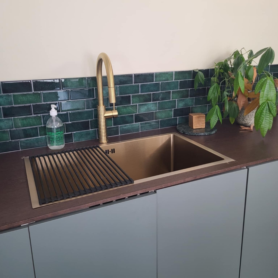 NOUVEAUTÉ DEMOCRATIK DESIGN 🆕   A vous le rangement facile avec notre égouttoir à vaisselle pliable ! ☀️  Pratique et élégant, il se déploie sur votre évier pour faire sécher verres, assiettes ou casseroles tout en libérant votre plan de travail 🍽️  Résistant, antidérapant et facile à ranger, il se roule en un clin d’œil pour un gain de place optimal !  Retrouvez le directement sur notre site web 💻  #democratikdesign #essebagno #robinetterie #égouttoir #decocuisine #newproduct
