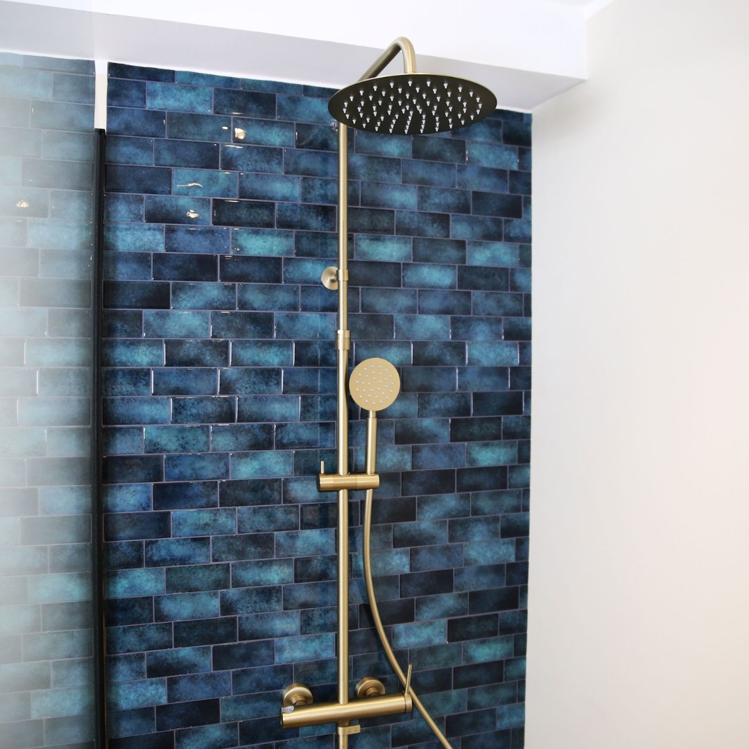 Aujourd'hui, on met en lumière l'une de nos plus belles, voire notre plus belle collection de colonnes de douche 🥰  La Lollipop II, au design moderne, est aussi pleine de fonctionnalités pratiques !   Sa fixation ajustable la rend idéale pour une rénovation, et il vous sera facile de la monter sur un perçage déjà existant auparavant 💪  Compatible avec tous les types de chaudières, cette colonne possède aussi des picots anticalcaires sur sa large pomme de tête et sur la douchette, qui rendent leur nettoyage bien + agréable 🧽  Et bien sûr, les raccords et rosaces vous sont fournis avec 😉  Retrouvez-la directement sur notre site web 💻  #essebagno #democratikdesign #douche #bathroomdesign #bathroomdecor #salledebain