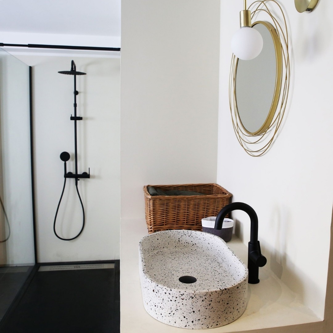 Aujourd'hui, on met en lumière l'une de nos plus belles, voire notre plus belle collection de colonnes de douche 🥰  La Lollipop II, au design moderne, est aussi pleine de fonctionnalités pratiques !   Sa fixation ajustable la rend idéale pour une rénovation, et il vous sera facile de la monter sur un perçage déjà existant auparavant 💪  Compatible avec tous les types de chaudières, cette colonne possède aussi des picots anticalcaires sur sa large pomme de tête et sur la douchette, qui rendent leur nettoyage bien + agréable 🧽  Et bien sûr, les raccords et rosaces vous sont fournis avec 😉  Retrouvez-la directement sur notre site web 💻  #essebagno #democratikdesign #douche #bathroomdesign #bathroomdecor #salledebain